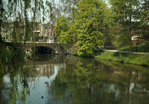 803624 Gezicht op de Stadsbuitengracht te Utrecht, ter hoogte van de Tolsteegbrug (links).